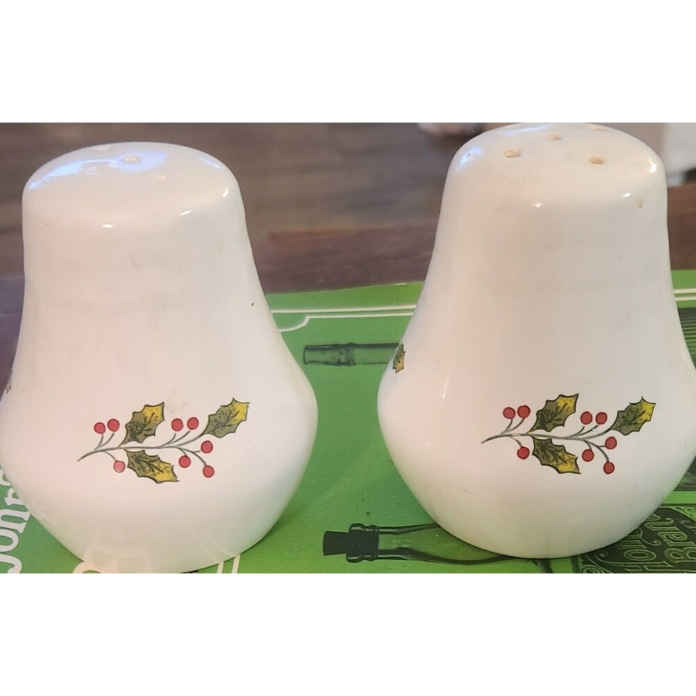 Vtg Holiday Holly Leaves And Berries  Salt & Pepper Shakers No Chips Or Cracks